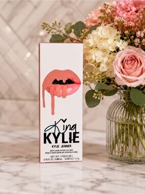 Kylie Cosmetics Matte Liquid Lipstick & Lip Liner Kit | Shade: A Decade 🎀
